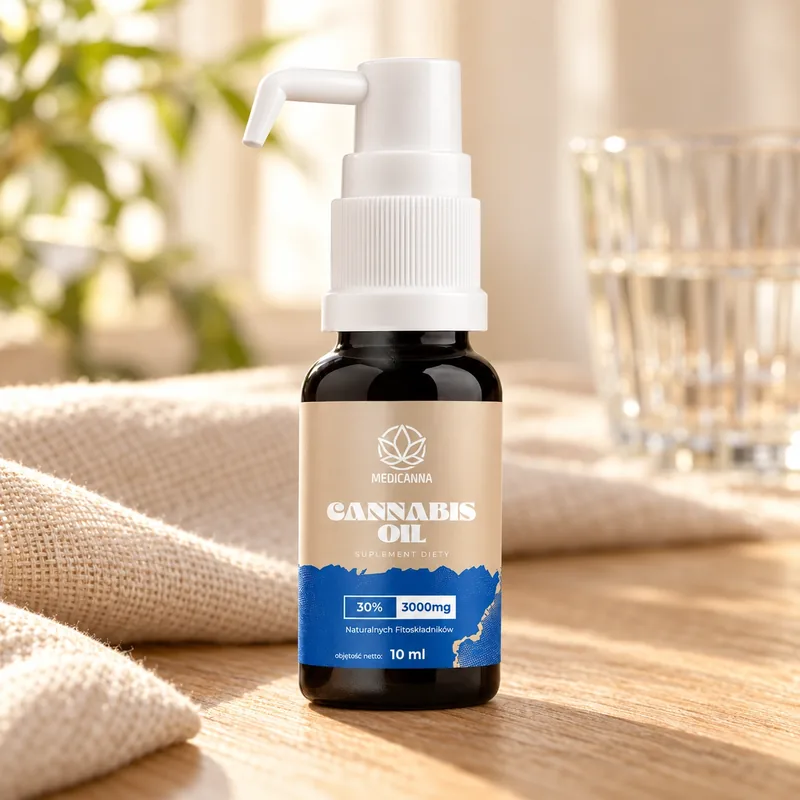 Cannabis Oil Medicanna – olej konopny na stole obok szklanki wody